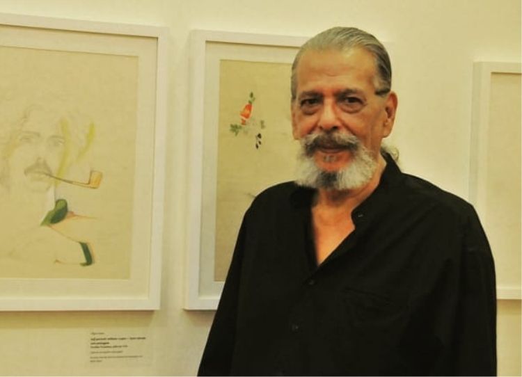 Alipio Freire ao lado de seu próprio autoretrato, na exposição "Pequenas Insurreições" que ele fez a curadoria/Daniel Garcia/Teoria e Debate